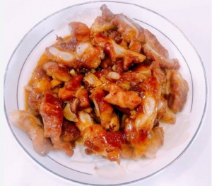 SƯỜN SỤN HEO ƯỚP SẢ ỚT 500GR